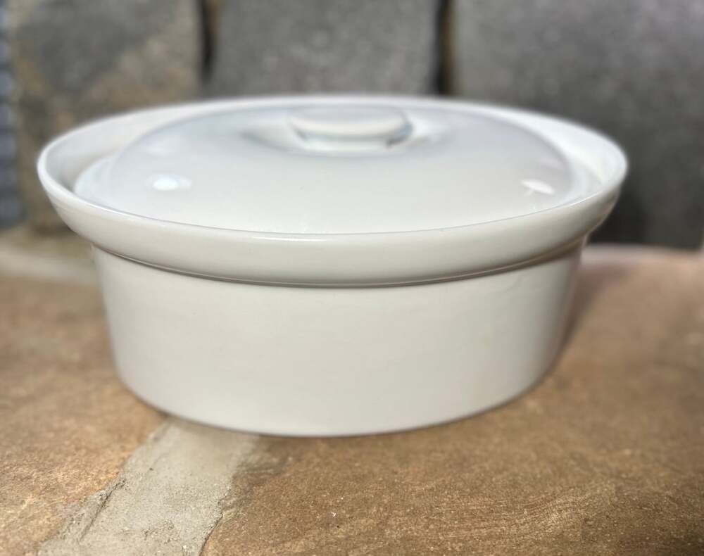 Cordon Bleu White Oval Casserole covered dish oven / microwave safe elegant